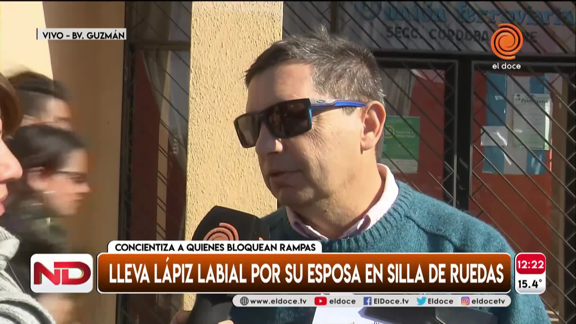 Su esposa está en silla de ruedas y él concientiza con labiales