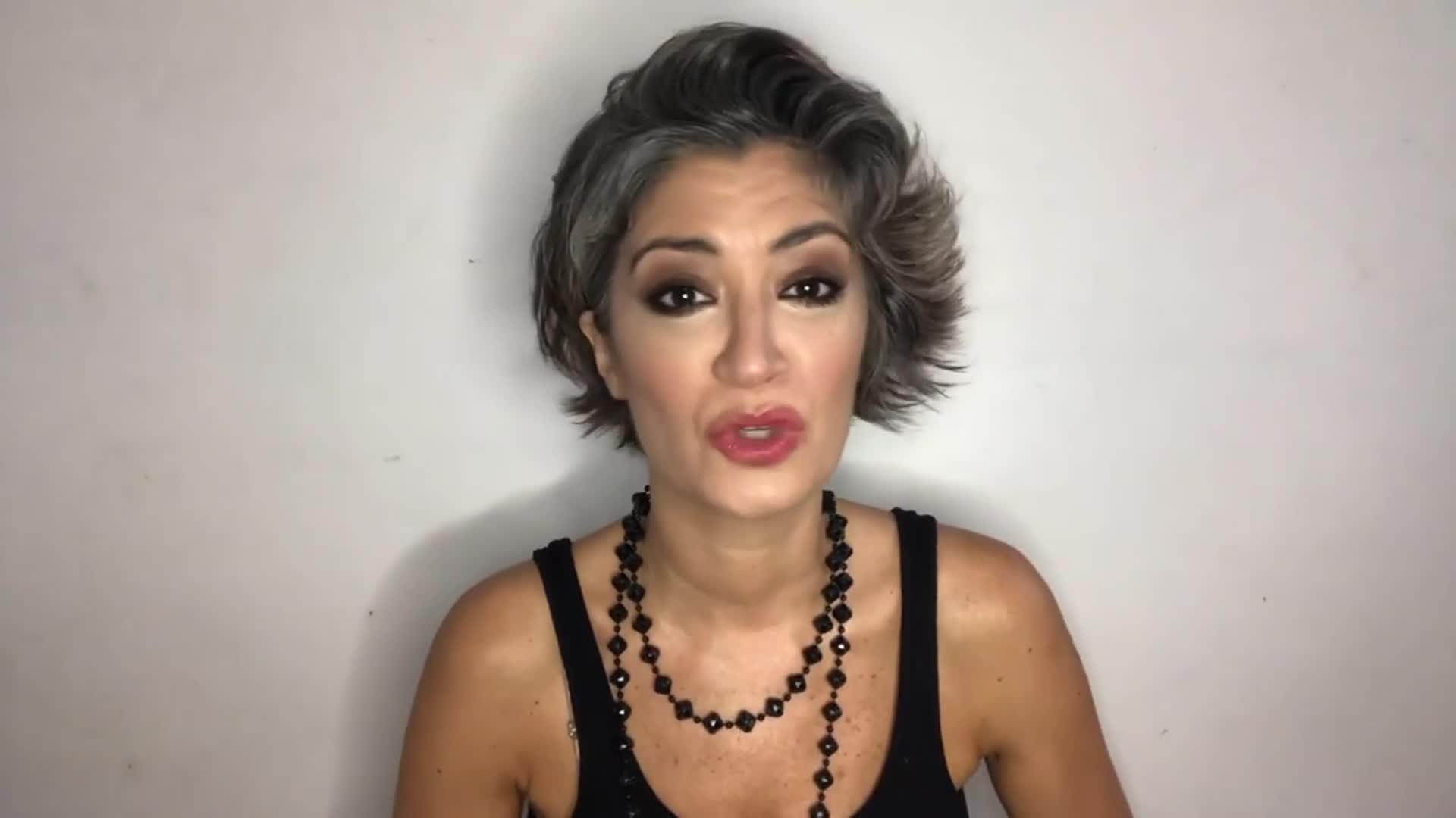 Carla Conte y su look con canas