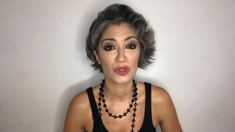 Carla Conte y su look con canas