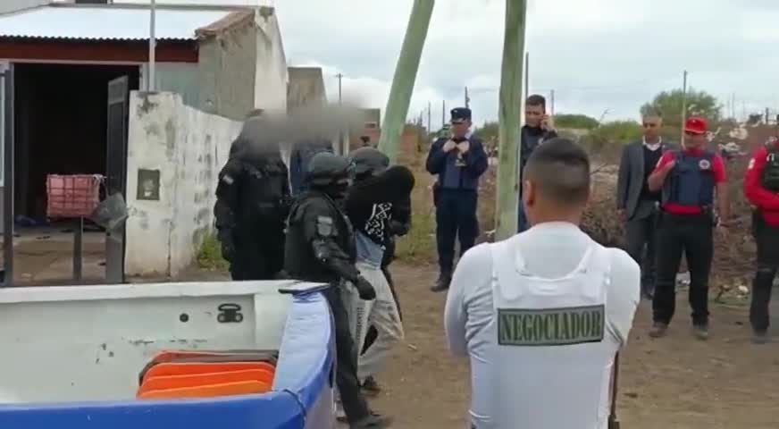 Un Policía recibió un disparo en una toma de rehenes