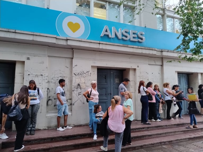 Trabajadores de Anses hicieron asambleas por despidos y se resintió la atención