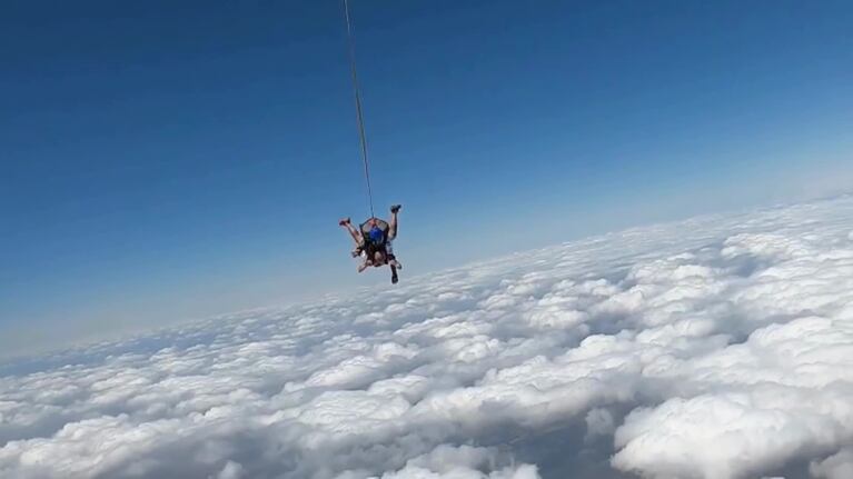 El salto en paracaídas de un abuelo cordobés