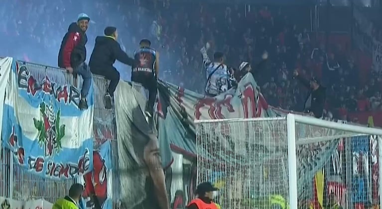 Los barras de Colón obligaron a parar el partido con Talleres en Rosario