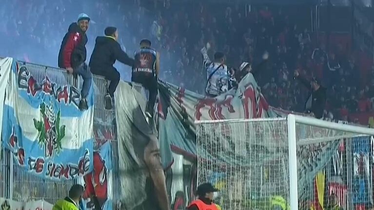 Los barras de Colón obligaron a parar el partido con Talleres en Rosario