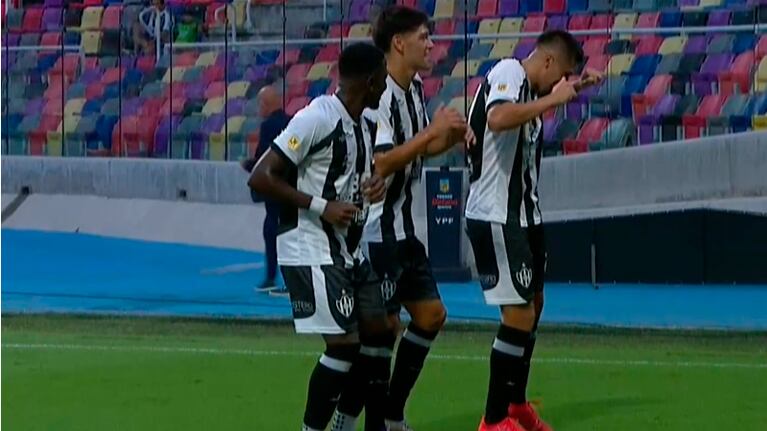 El gol de Cabral para el 1 a 0 de Central Córdoba ante Belgrano