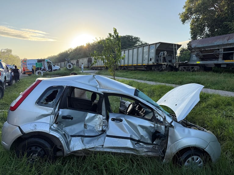 Córdoba: un auto chocó con un tren de carga y el conductor sufrió heridas