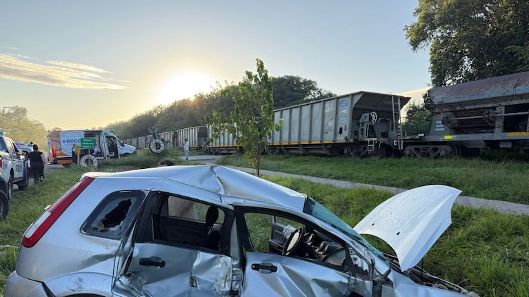 Córdoba: un auto chocó con un tren de carga y el conductor sufrió heridas