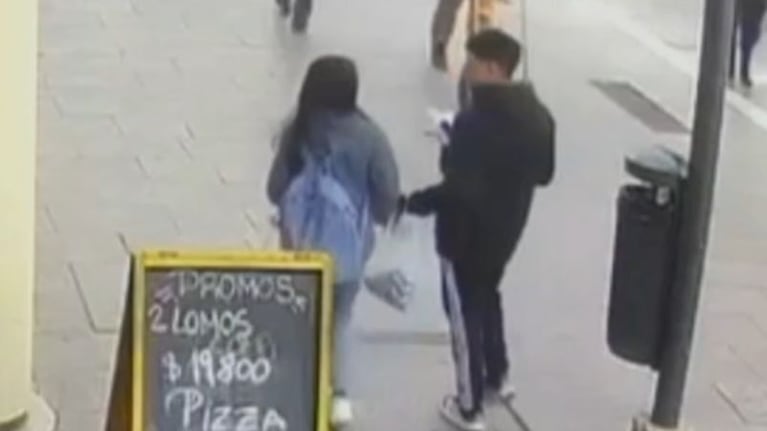 Vendedor de medias le robó a una nena en el Centro
