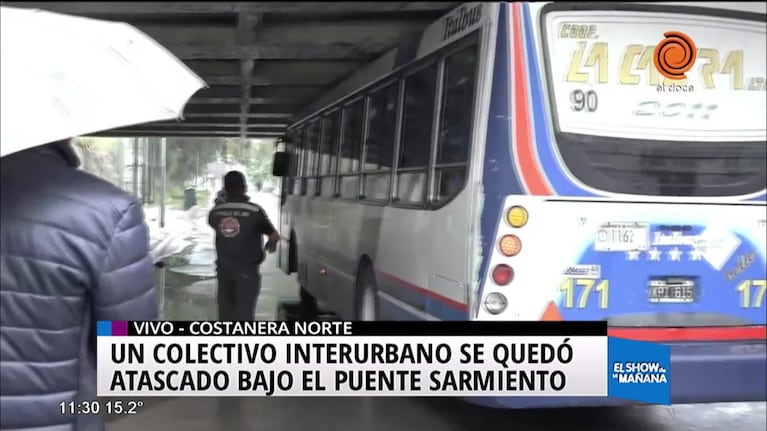 Un colectivo quedó atascado en el Puente Sarmiento