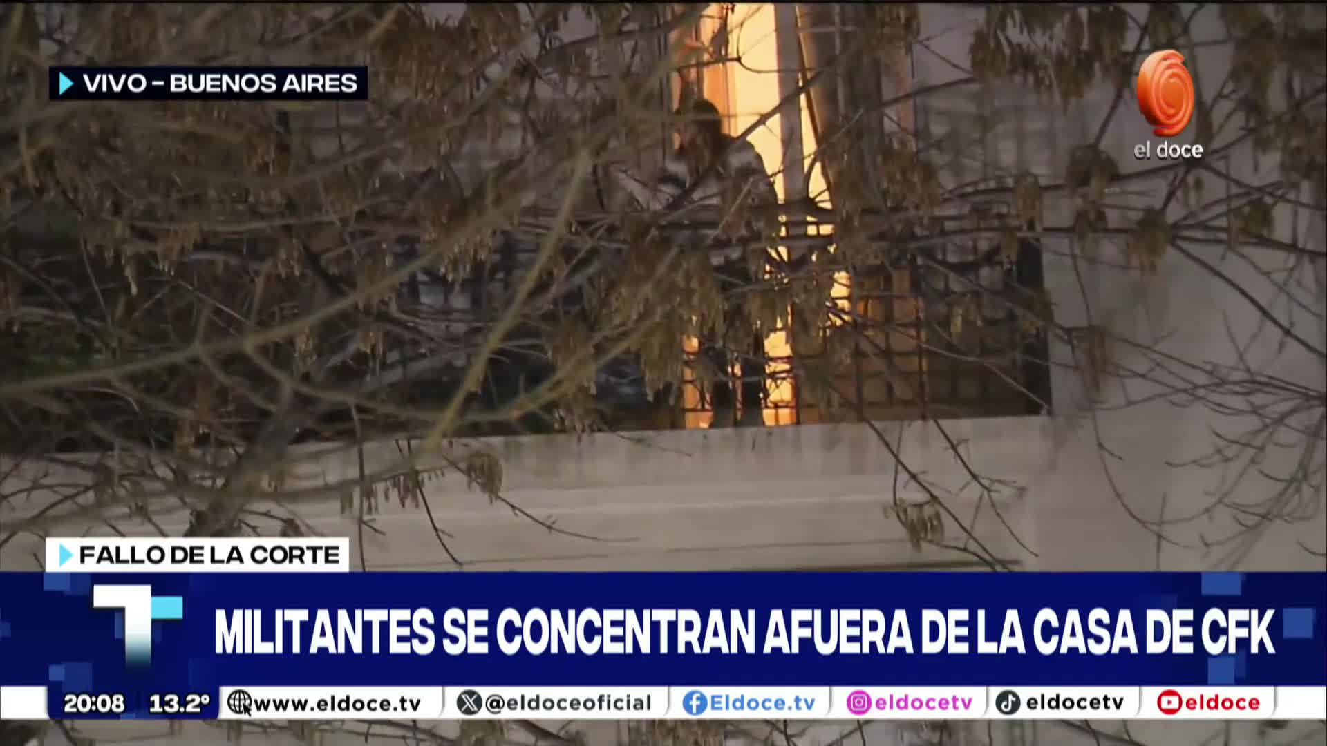 Cristina Kirchner en el balcón de su departamento