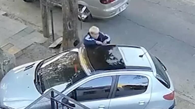 Video: bajó “5 minutos” a su casa y le robaron el techo de vidrio de su auto
