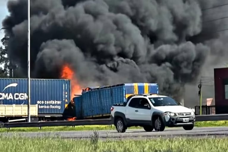 Video: un camión perdió el control, provocó un choque múltiple y un impresionante incendio