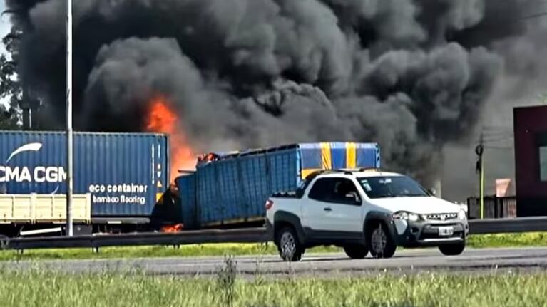 Video: un camión perdió el control, provocó un choque múltiple y un impresionante incendio