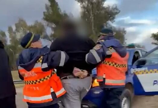 El momento de la detención a otro conductor agresivo en una ruta del sur de Córdoba