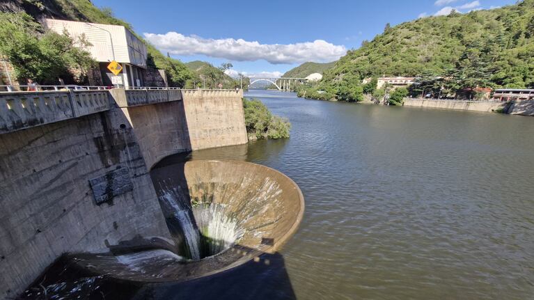 Las lluvias llenaron el San Roque y el agua sobrepasó el nivel del embudo luego de un año y medio