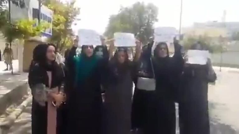 Por primera vez, mujeres protestaron contra los talibanes