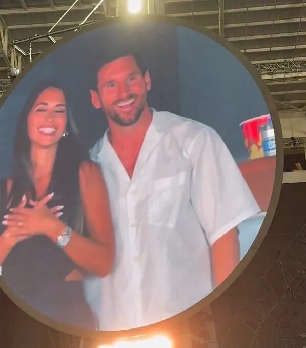 Las sonrisas y los saludos de Messi y Antonela al aparecer en la "kiss cam" de Coldplay