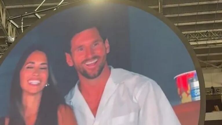 Las sonrisas y los saludos de Messi y Antonela al aparecer en la "kiss cam" de Coldplay
