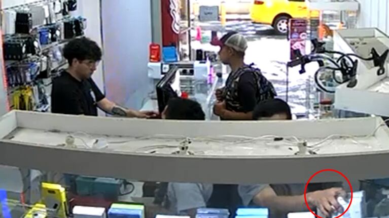 Le robaron relojes en un comercio en Nueva Córdoba