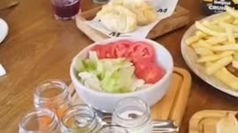 Un tiktoker español se animó a un plato típico en el museo de La Mona