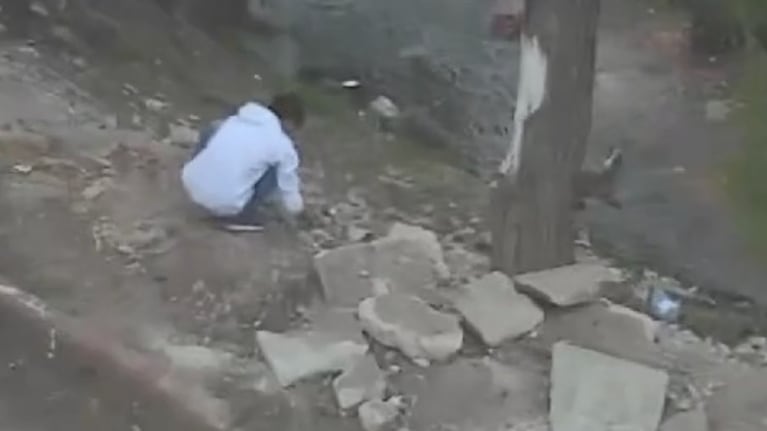 Le tiró piedrazos a un domo policial, cambió de atuendo para no ser descubierto pero igual lo atraparon