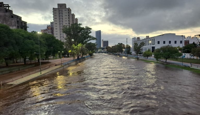 La Costanera sigue cortada en ambas manos por la crecida del río Suquía