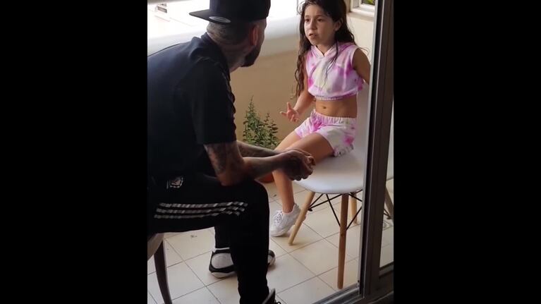 Ulises Bueno le enseña a cantar a su sobrina