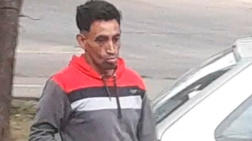 Reventaron el vidrio de un auto en un semáforo y huyeron a la "esquina desamparada"