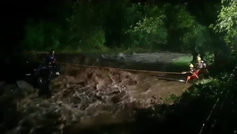 El rescate al turista en la crecida de un arroyo