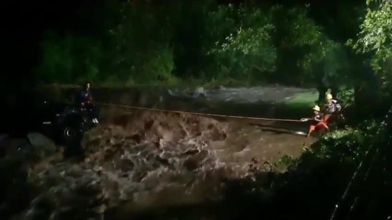 El rescate al turista en la crecida de un arroyo