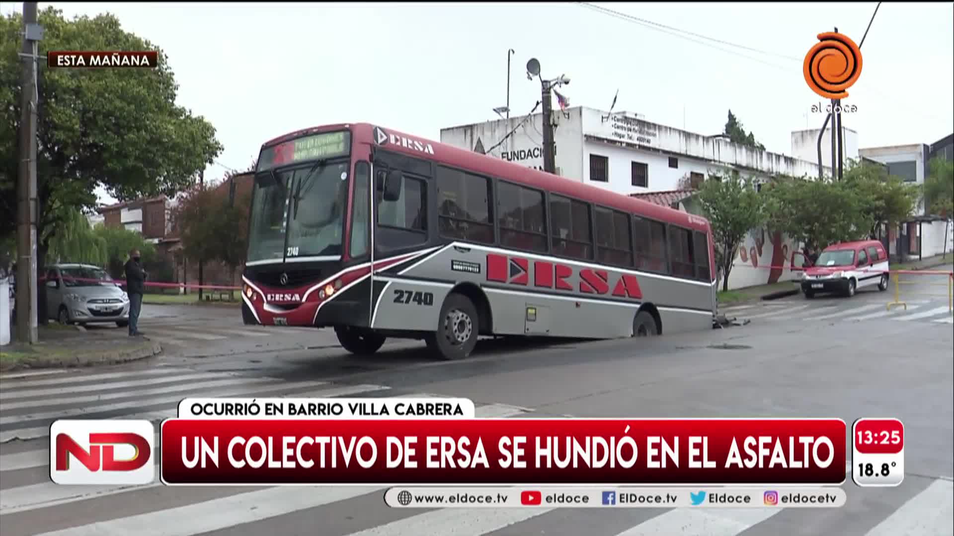 Un colectivo de Ersa quedó hundido en la calle: el relato de los pasajeros