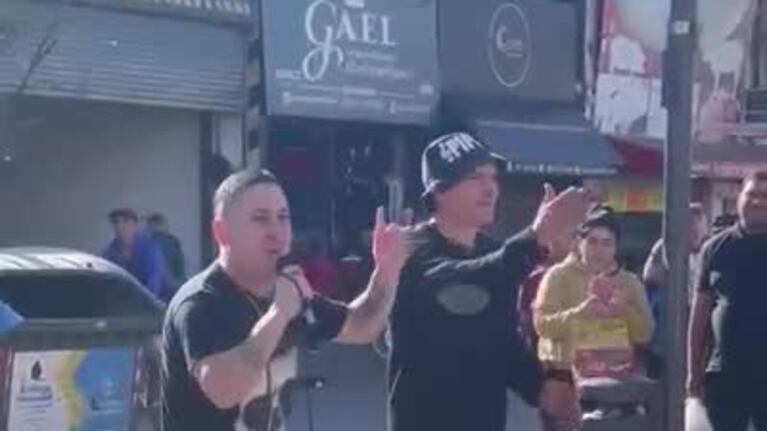 Diego Olmos cantó con un artista callejero