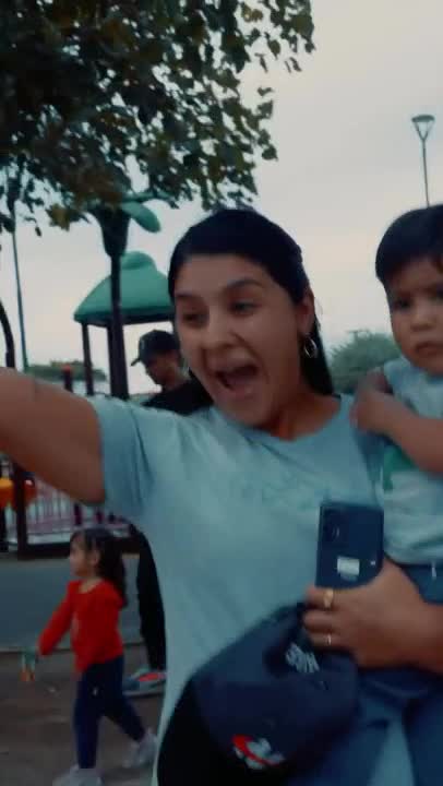 Damián Córdoba recorrió las calles de Córdoba en un rastrojero y causo furor en la gente 