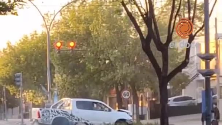 Cruzó el cantero y chocó contra un local