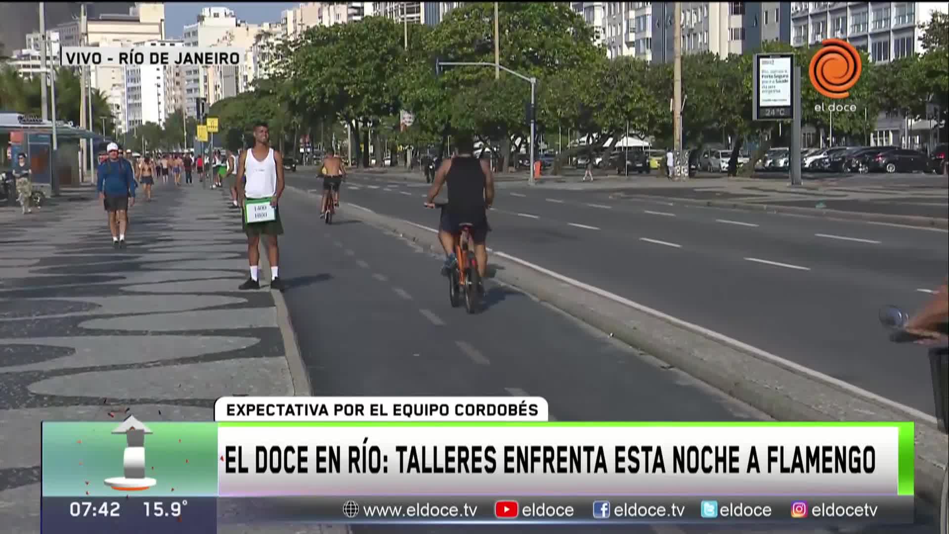 El Doce con los hinchas de Talleres en la playa de Río de Janeiro