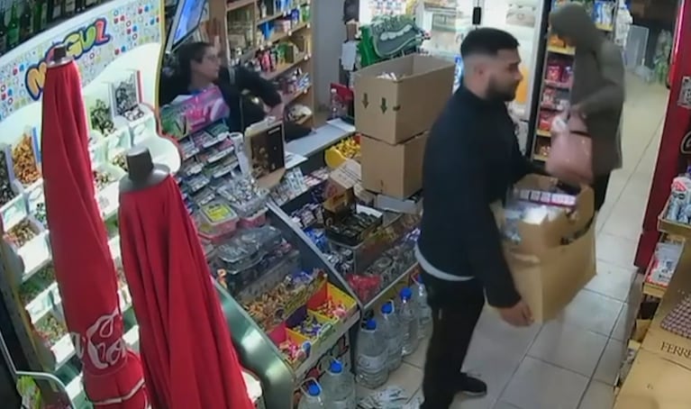 A cara descubierta asaltaron un kiosco y cargaron todo en cajas