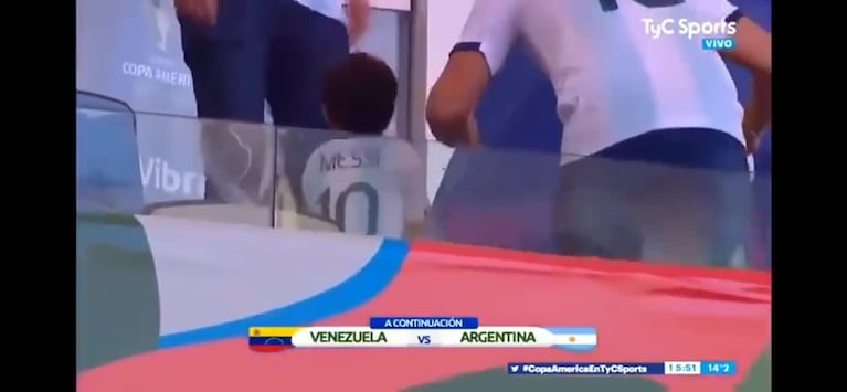 Mateo Messi en las tribunas del Maracaná