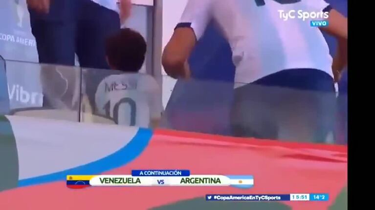 Mateo Messi en las tribunas del Maracaná