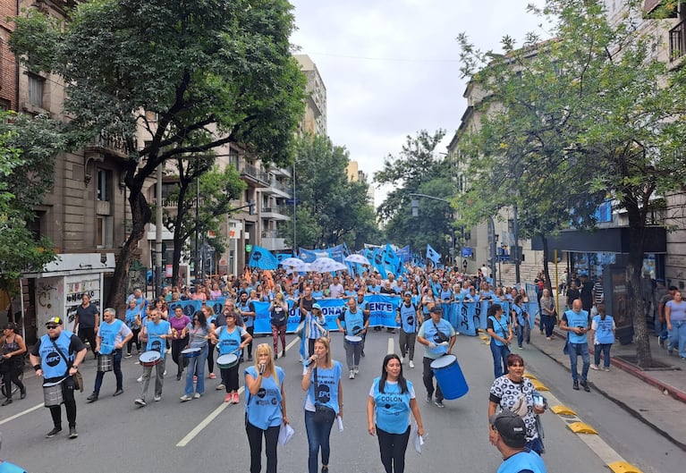 El ciclo lectivo inició con una masiva marcha de docentes de la Uepc en el centro