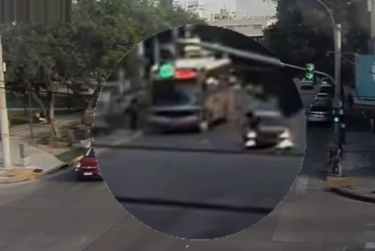 Se bajó del colectivo, cruzó mal y fue atropellada: las tremendas imágenes
