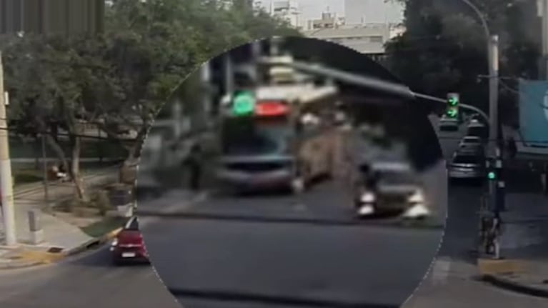 Se bajó del colectivo, cruzó mal y fue atropellada: las tremendas imágenes