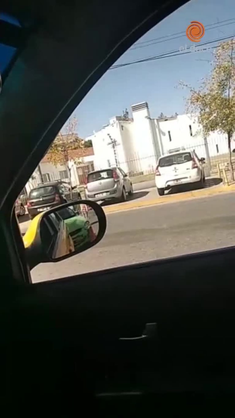Una taxista grabó a un remisero ilegal bajándose el cierre del pantalón
