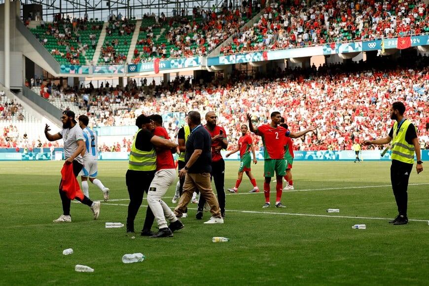 Hinchas tiraron bombas de estruendo e invadieron el campo de juego tras el empate agónico de la Selección argentina
