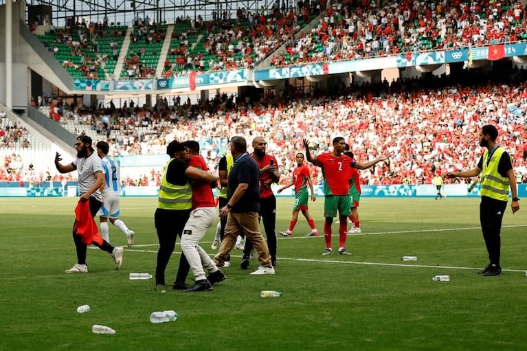 Hinchas marroquíes invadieron la cancha y tiraron bombas de estruendo luego del agónico gol de Argentina