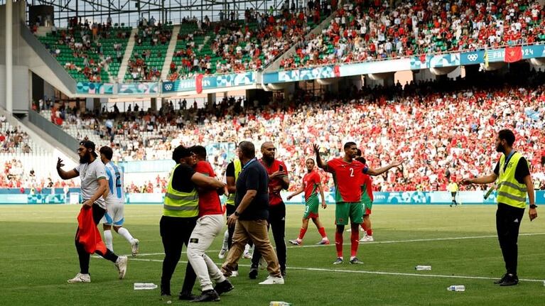 Hinchas marroquíes invadieron la cancha y tiraron bombas de estruendo luego del agónico gol de Argentina