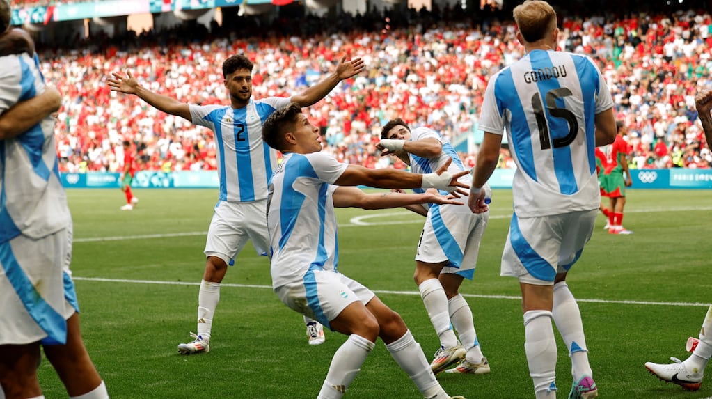 Hinchas tiraron bombas de estruendo e invadieron el campo de juego tras el empate agónico de la Selección argentina