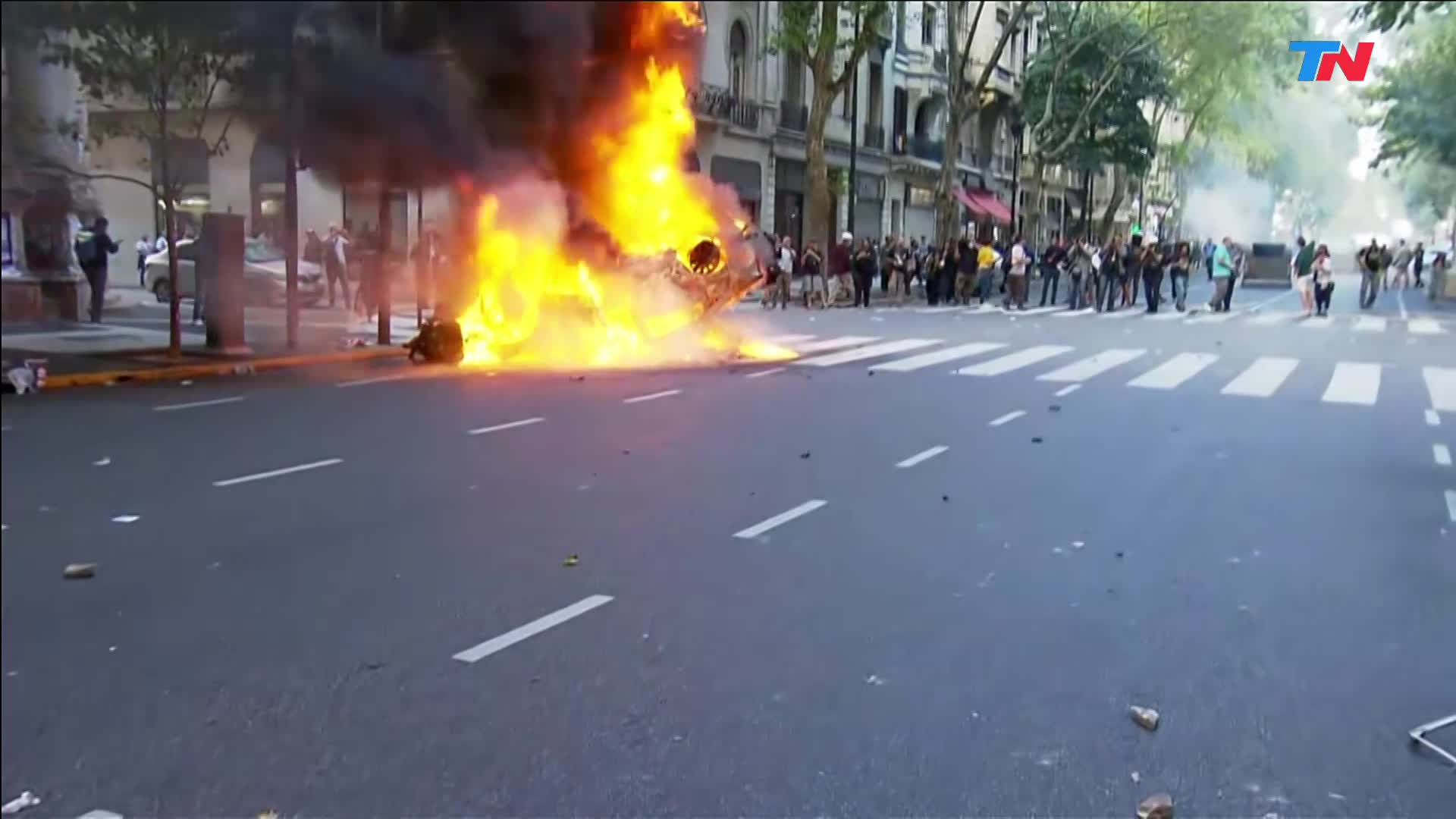 Los manifestantes prendieron fuego un patrullero