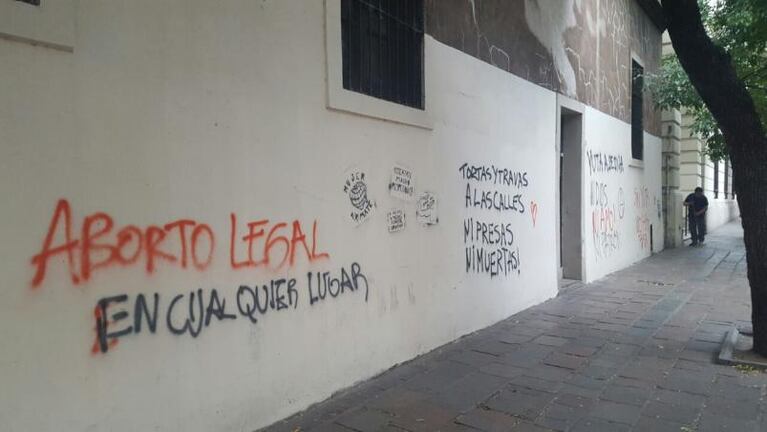 Hubo pintadas contra la iglesia 