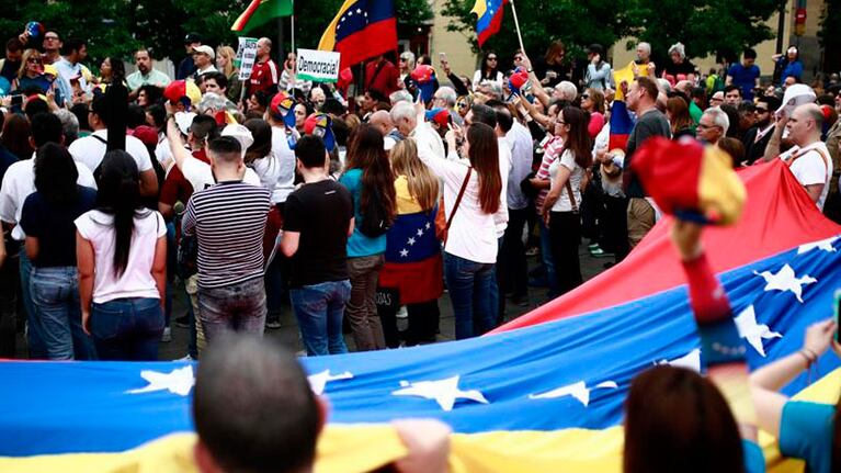 Hubo protestas de venezolanos tanto en su país como en varias partes del mundo.