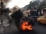 Hubo quema de cubiertas sobre avenida Vélez Sársfield.